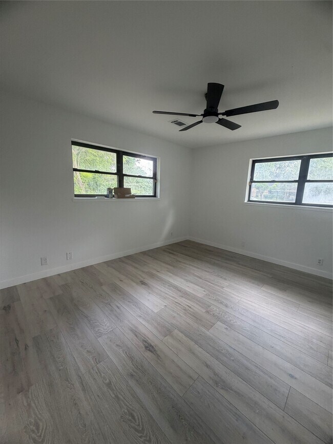 Building Photo - 143 Hollyvale Dr