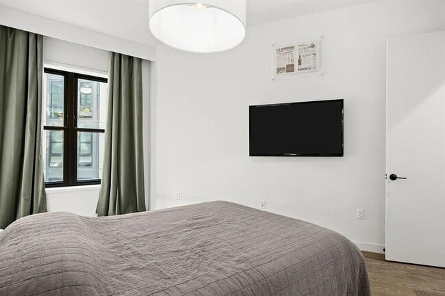 Building Photo - 800 Embassy Dr