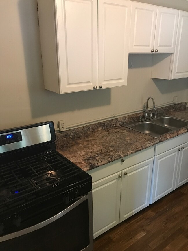 Building Photo - 4 Bed, 2 Bath Near UOM