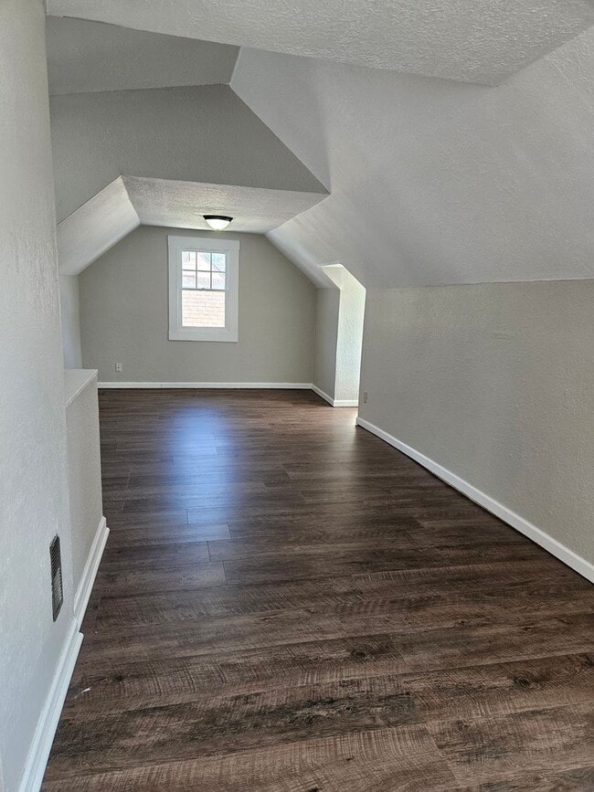 Building Photo - Large Cape Cod