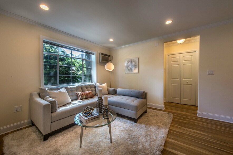 Building Photo - 54 Alton Pl