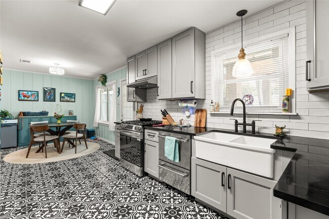Building Photo - 5831 Burr Oak Dr