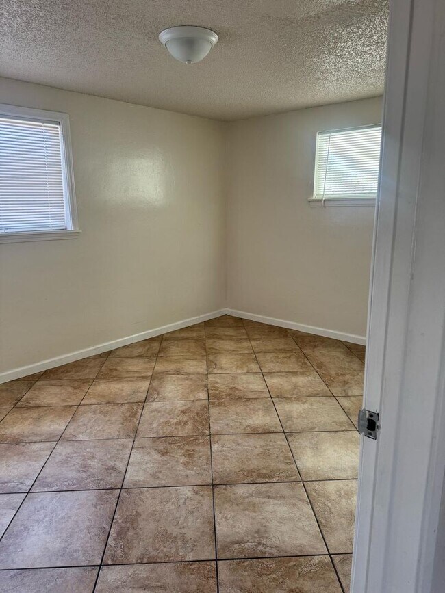 Building Photo - NE 4 bedroom home by Bakersfield College