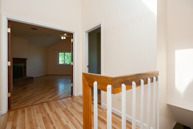 Building Photo - 10 E Bluff Rd