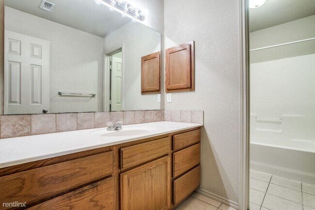 Building Photo - 4 br, 2.5 bath Duplex - 1109 Neff St 1109 ...