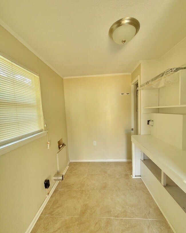 Building Photo - 15 Audusson Ave