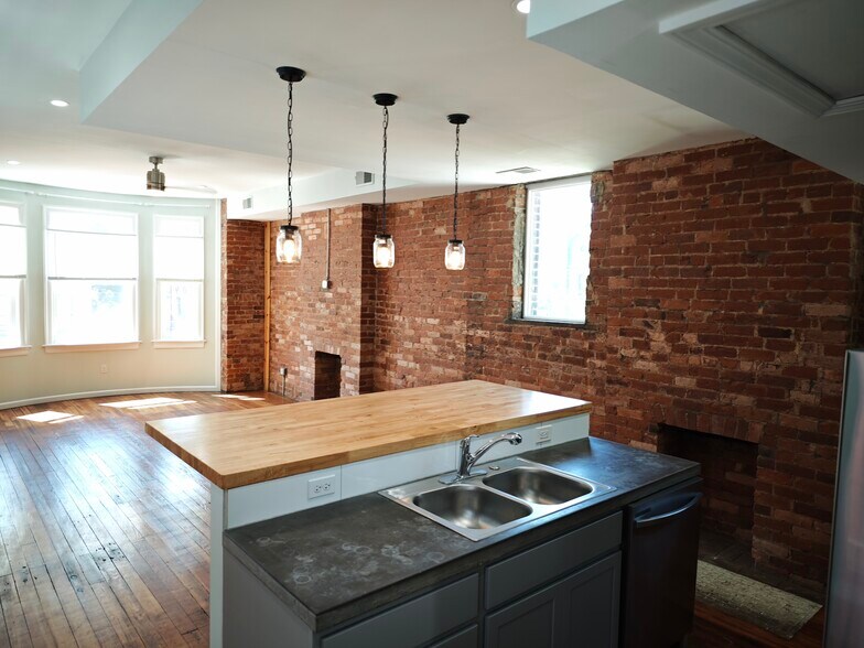 living room, kitchen island - 836 York St