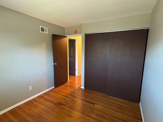 Building Photo - 1389 W Galbraith Rd