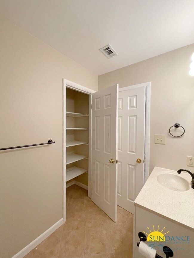 Building Photo - Beautiful 3 Bedroom Townhouse Close to Both Bases!