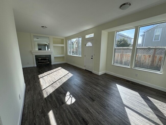 Building Photo - Beautiful 4 Bedroom House in Coffey Park A...