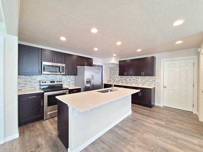 Building Photo - $2,350- 3 Bed / 2 Bath Beautiful Newer Bui...