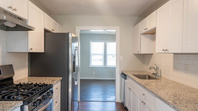 Building Photo - Beautifully remodeled 3/2 in West Tulsa - ...