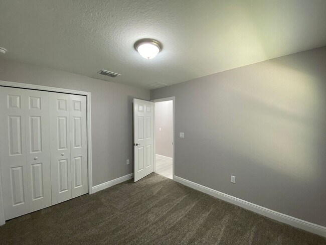 Building Photo - 52 Oak Cir