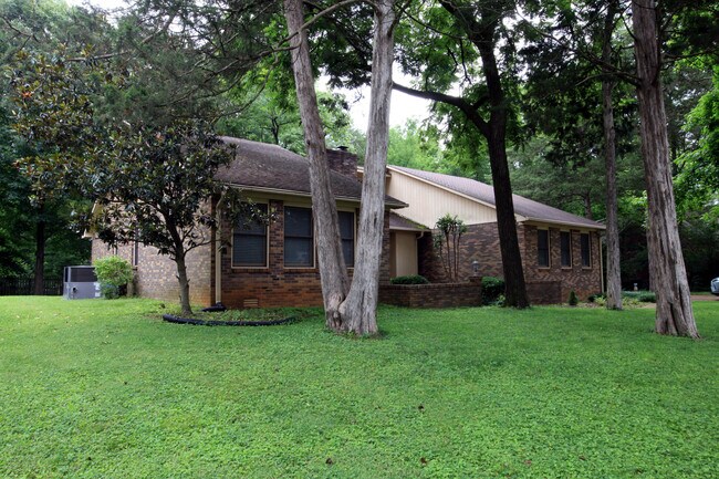 Building Photo - 1726 Wiltshire Dr