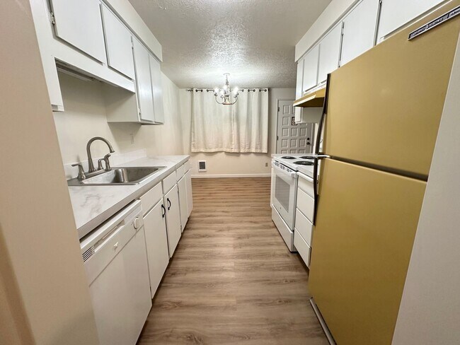 Building Photo - 2 Bedroom Duplex Off Oleson Road!