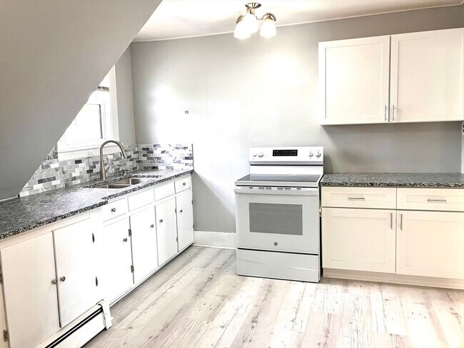 Building Photo - 65 Kirtland St