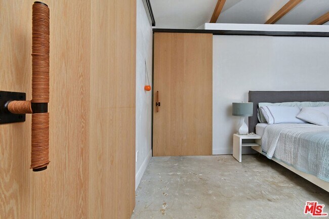 Building Photo - 2145 Linda Flora Dr