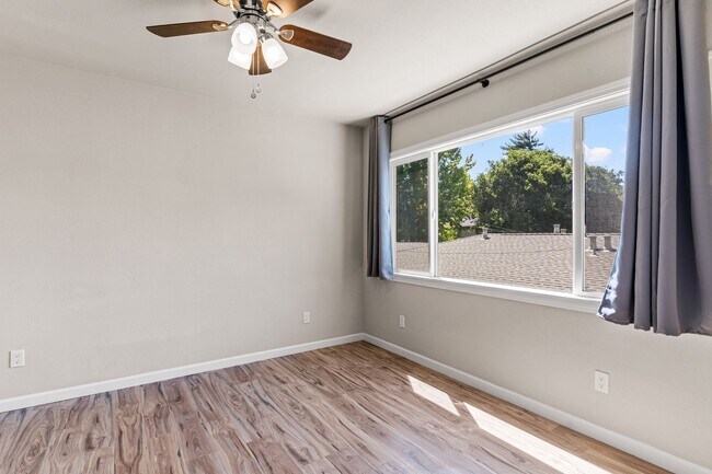 Building Photo - Newly Renovated 2 Bedroom Apartment with P...