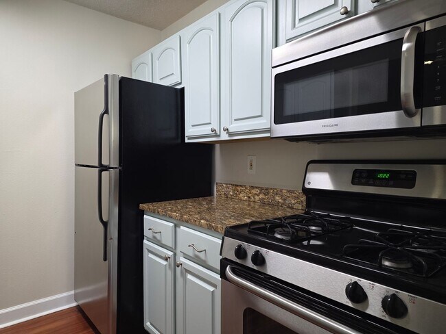 Building Photo - 2031 Dixie Belle Dr
