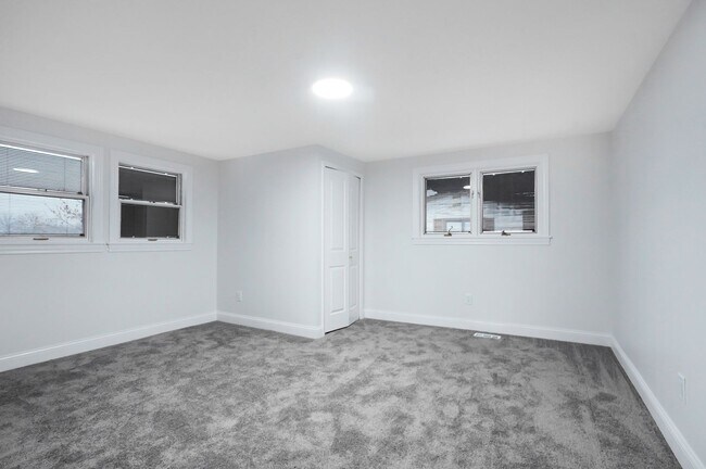 Building Photo - Beautifully Updated 4 Bed / 2.5 Bath Colon...