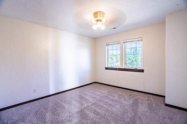 Building Photo - 6649 N Madellaine Dr