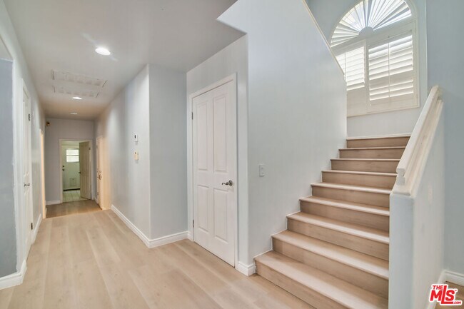 Building Photo - 923 Derek Dr