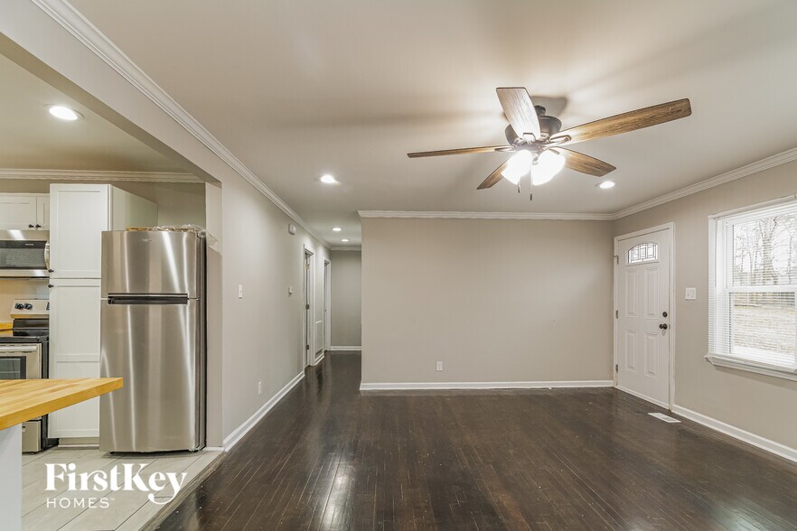 Building Photo - 401 Sparella St