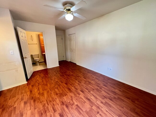 Building Photo - 3 bed 3 bath available!