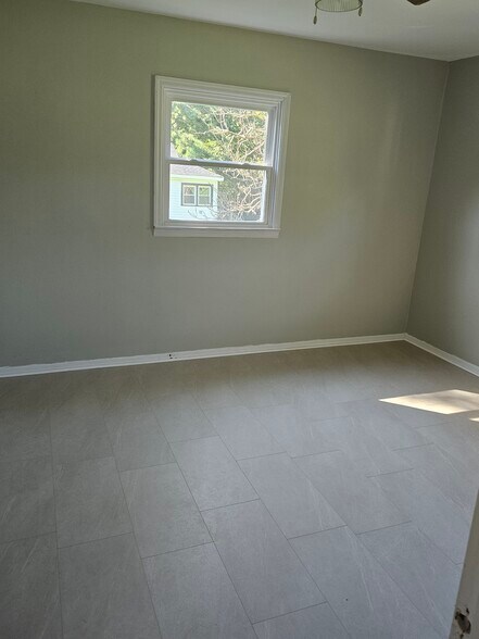 Building Photo - 495 Lakeshore Ln