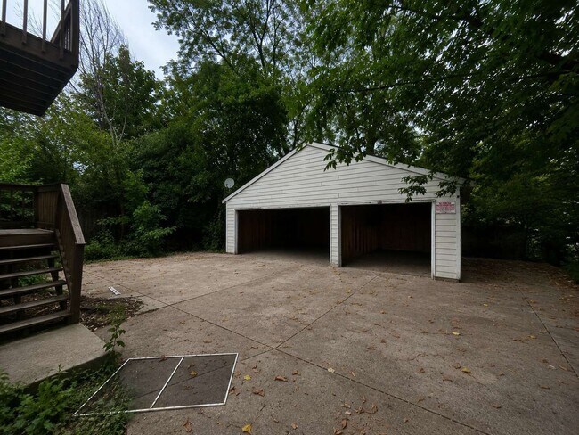 Building Photo - 1112 S 63rd St