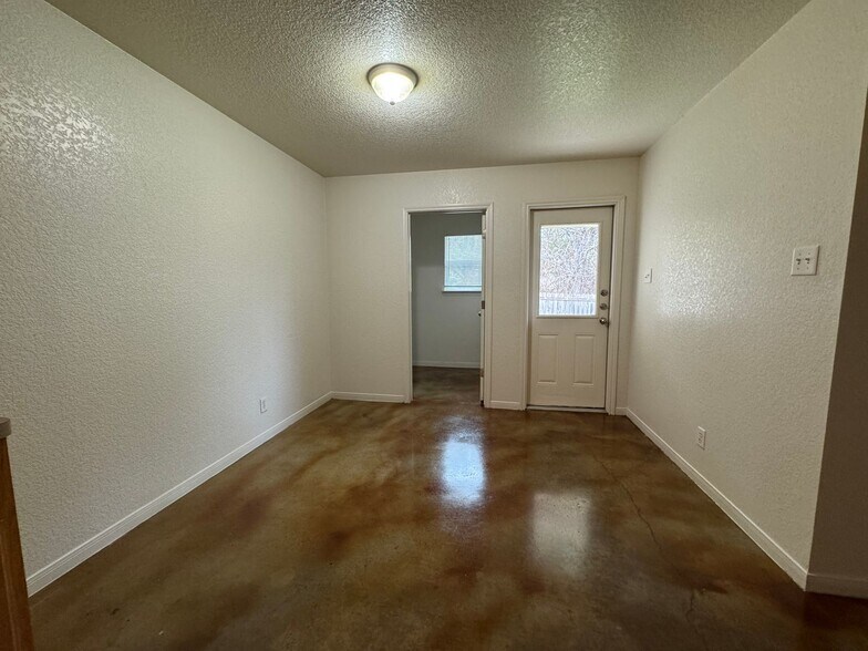 Building Photo - 107 Kings Ct