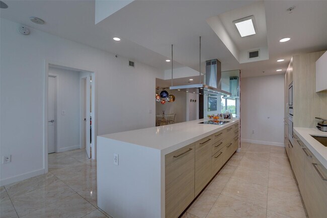 Building Photo - 17301 Biscayne Blvd