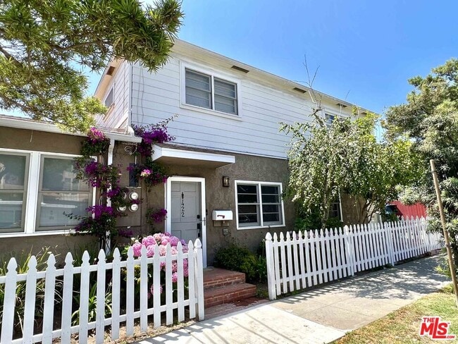 Primary Photo - 422 Pacific St