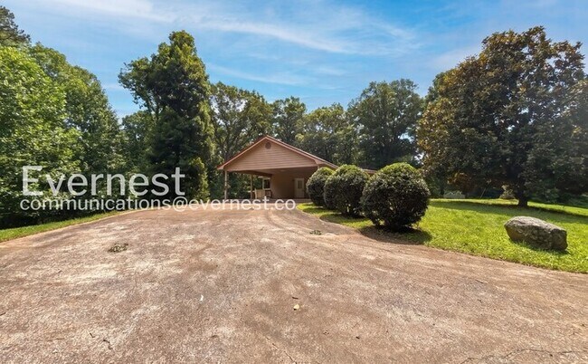 Building Photo - 2 Bed/1 Bath Home with Carport / Pet-Friendly / Available Now!