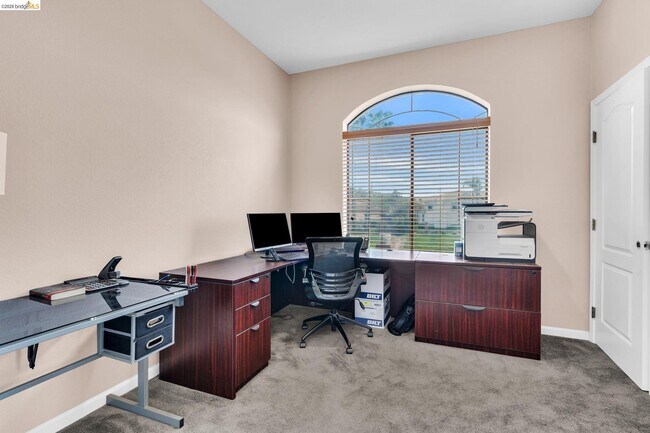 Building Photo - 5640 Edgeview Dr