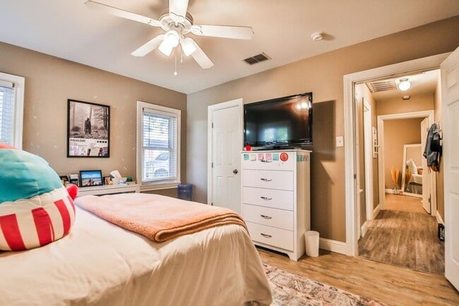 Building Photo - PRE LEASING for fall 2026! 3/2 in Tech Terrace!