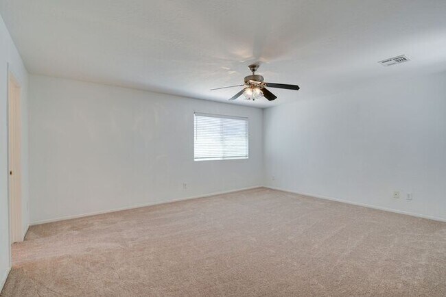 Building Photo - SPACIOUS 3 BEDROOM HOME IN 89044