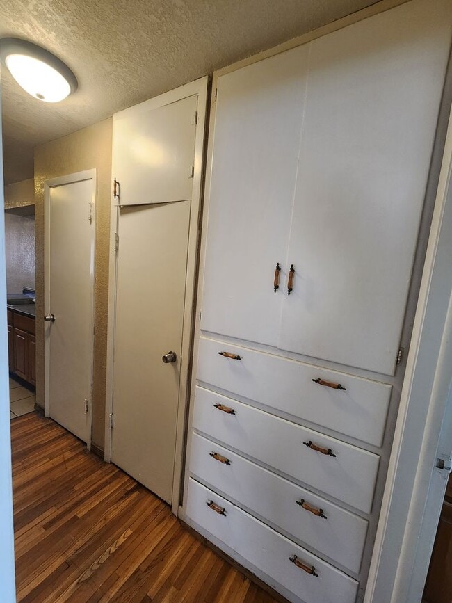 Building Photo - $550 - 1 bed 1 bath apartment *FIRST FULL MONTH RENT FREE*