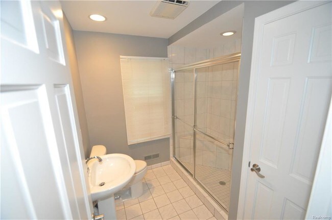 Building Photo - 1019 Chesterfield Ave