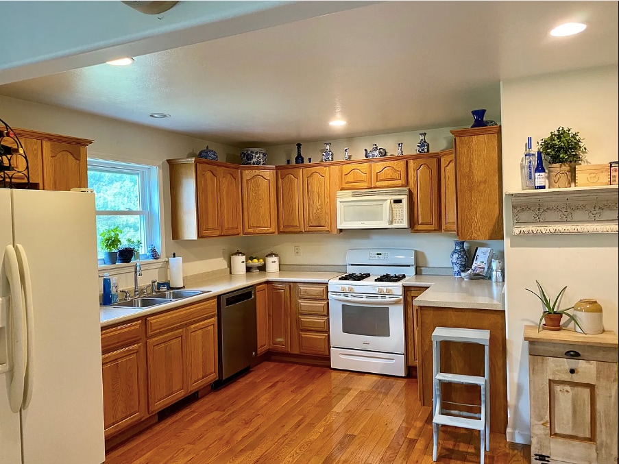 Building Photo - 25449 Stewart Dr