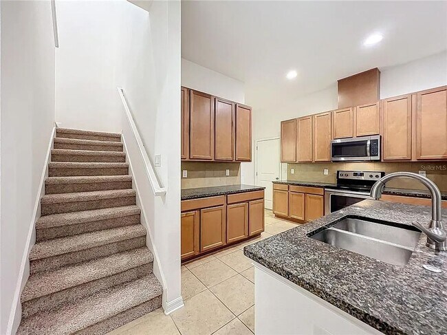 Building Photo - Spacious 5 Bedroom 4 Bathroom Home in Wind...