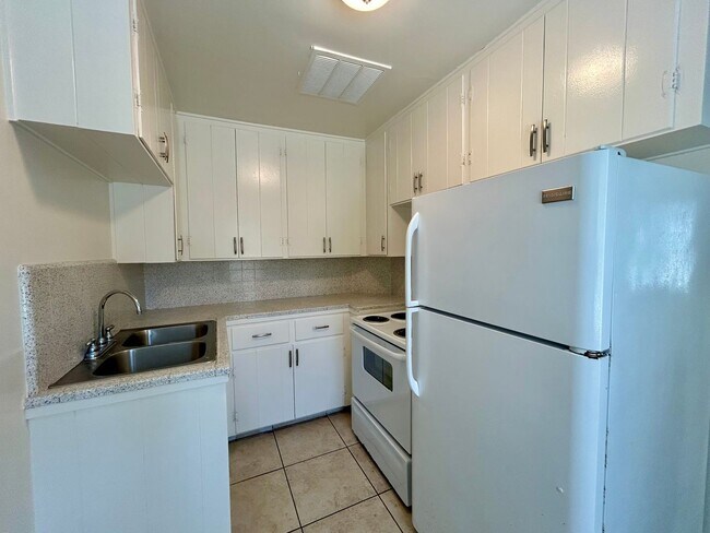 Building Photo - 1 Bed, 1 Bath in Central SD. Water/Trash I...