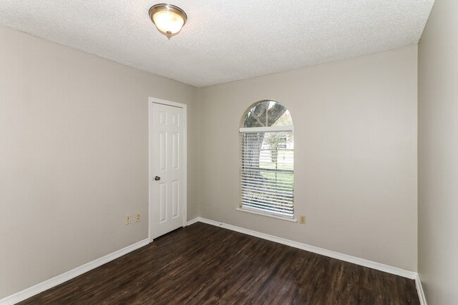 Building Photo - 515 Land Grant Dr