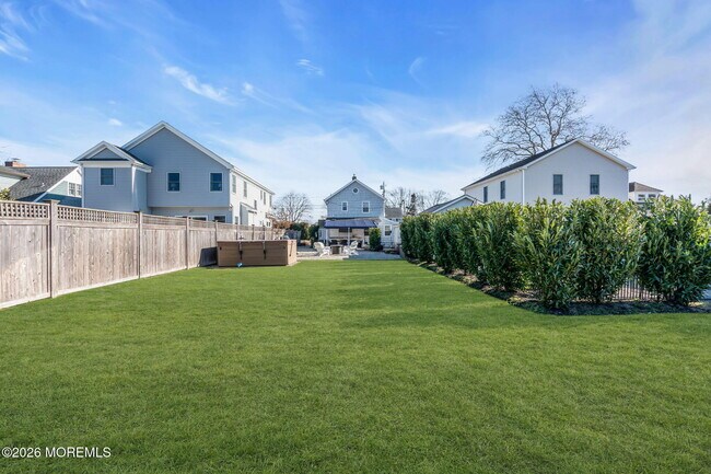 Building Photo - 115 10th Ave