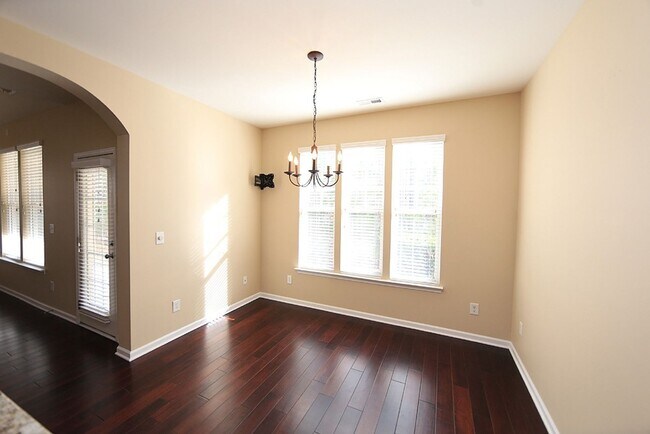 Building Photo - Beautifully Maintained End Unit Townhome i...