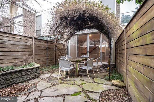 Building Photo - 302 N St SW