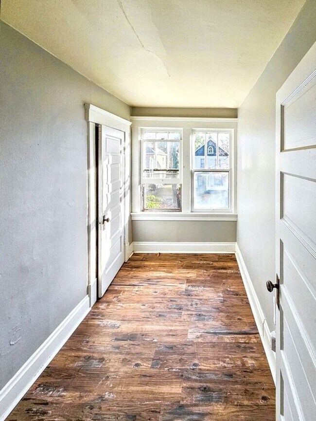 Building Photo - Spacious 3-Bedroom 1 Bathroom Apartment Ne...