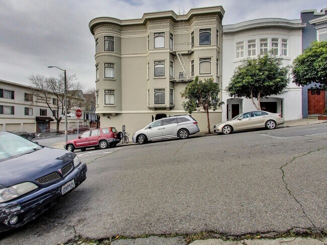 Building Photo - 2107 Pierce St