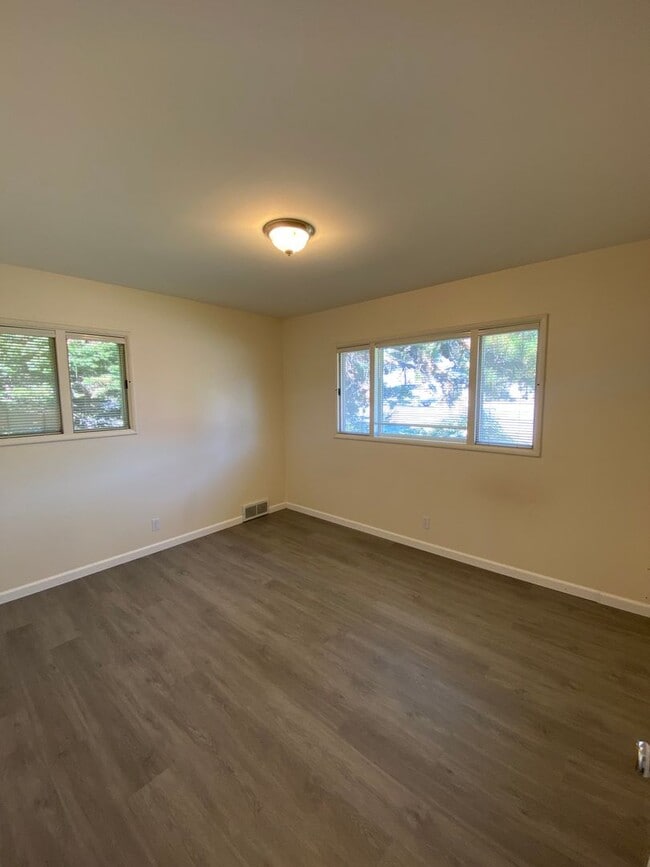 Building Photo - Four Bed, Two Bath Single Family Home with Fantastic View ON the Golf Course!