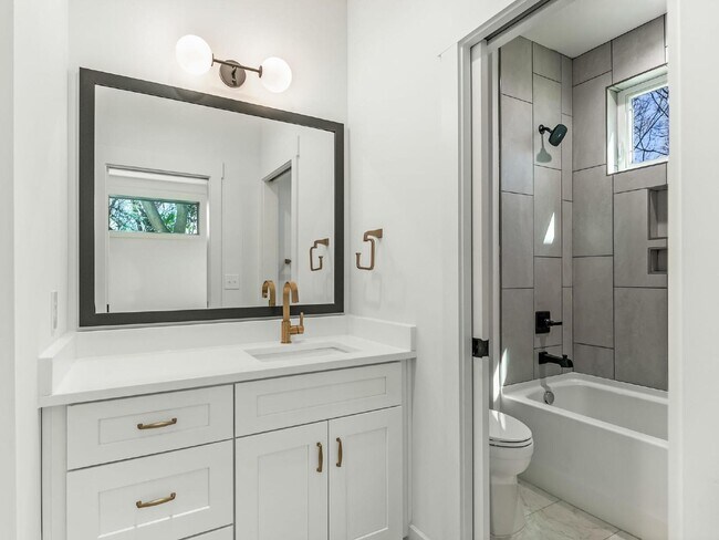 Building Photo - Custom 3 story home in the heart of Belmont/Optimist Park!